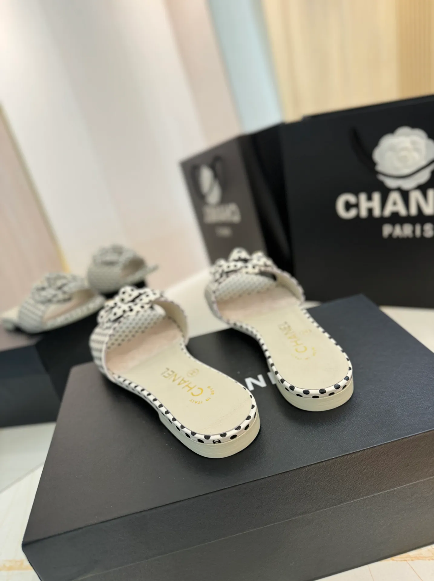 👟👟Ex-factory price 520👟👟 Purchasing agent Chanel 24C new spring and summer camellia hollow slippers series This season’s camellia series is really beautiful, with the usual elegant ladylike temperament of Grandma Xiang’s family, full of high-end sense! It’s very nice on the feet~ Whether worn barefoot or paired with skirts or trousers, it’s very versatile! Incomparably beautiful! Specially made of imported lambskin for the upper, mixed sheepskin for the lining, Italian grade A genuine leather outsole Size: #35-39 (40/41 customized)